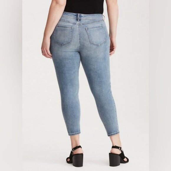 Women’s 12 (14) Cropped Luxe Skinny Jeans - Light Wash with Destruction - Picture 11 of 12